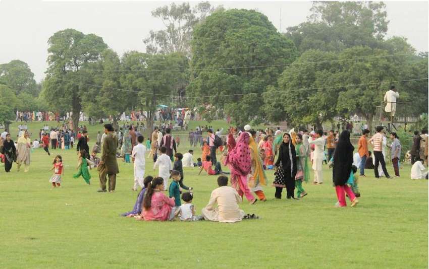 لاہور: شہریوں کی بڑی تعداد شام کے وقت گلشن اقبال پارک میں ..