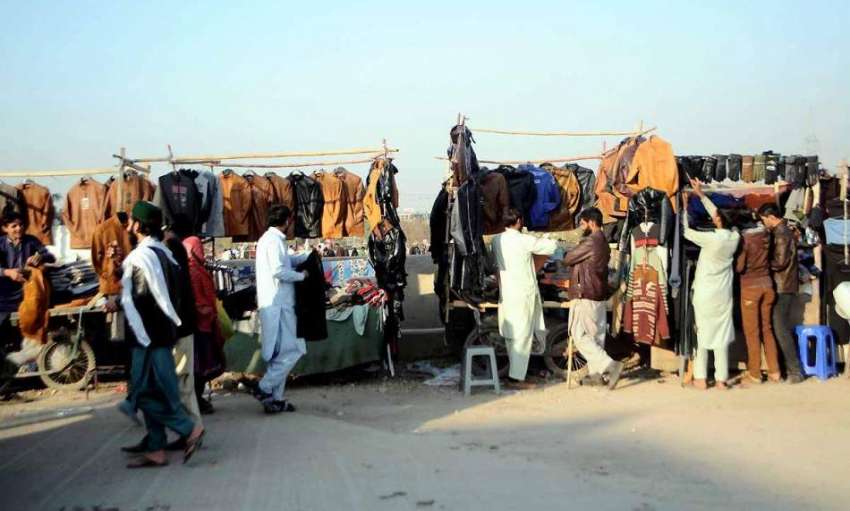 اسلام آباد: شہری سٹال سے جیکٹیں خرید رہے ہیں۔