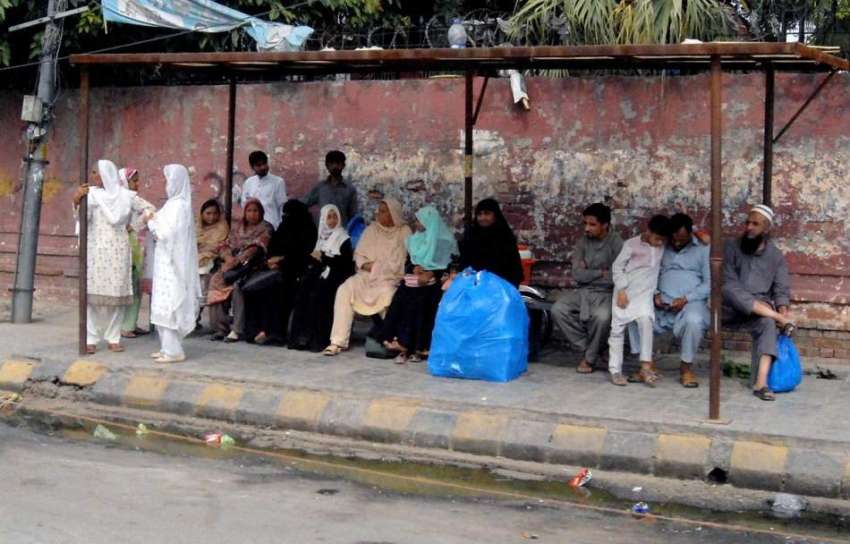 راولپنڈی: پنڈی سے گوجر خان چلنے والی گاڑیوں کی کمی کے باعث ..