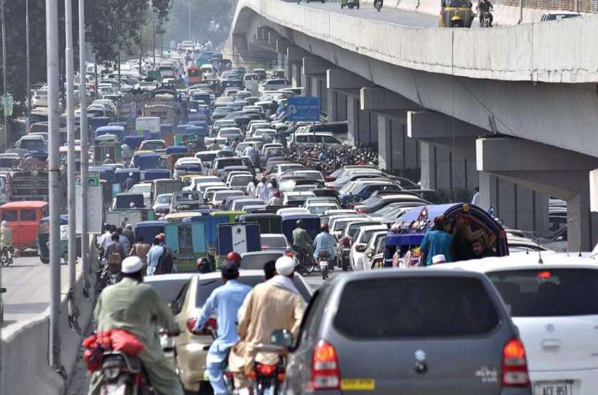 پشاور: پشاور ایچ سی کے سامنے شدید ٹریفک جام کا منظر۔