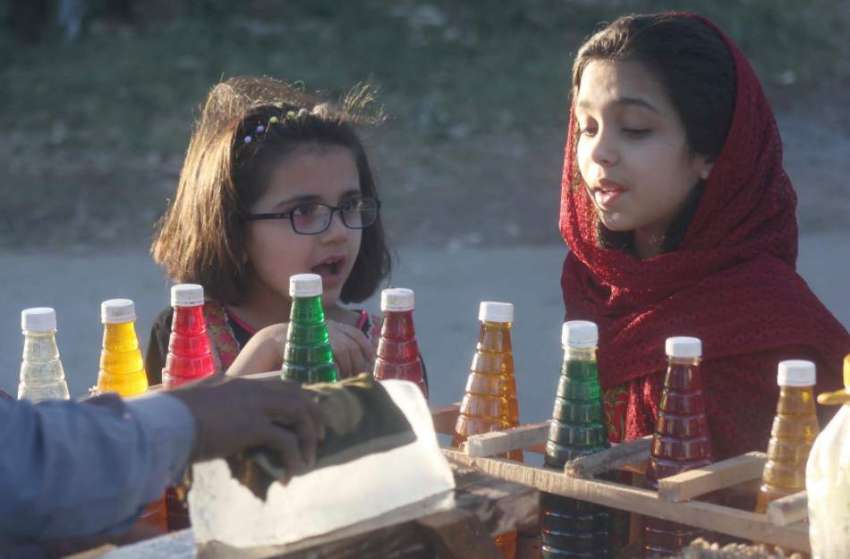 اسلام آباد: گرمی کی شدت کم کرنے کے لیے بچیاں برف کا گولا خرید ..