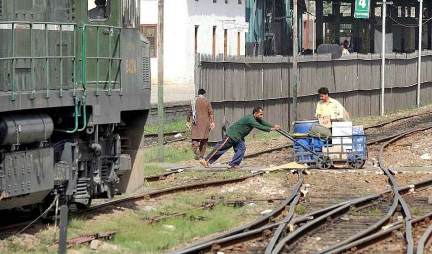 راولپنڈی: محنت کش ہتھ ریڑھی پر پانی کی بوتلیں رکھے ریلوے ..
