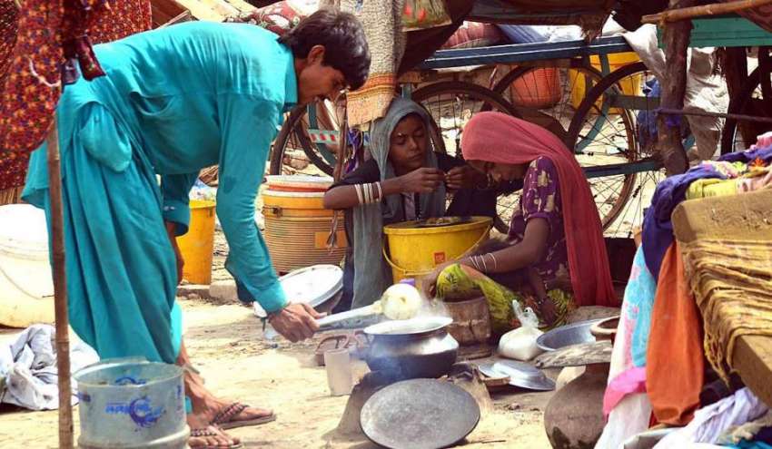 حیدر آباد: خانہ بدوش خاتون کھانا بنانے میں مصروف ہے۔