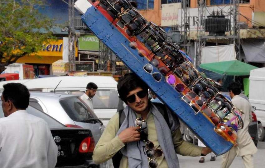 راولپنڈی: ایک محنت کش دھوپ سے بچنے کی عینکیں فروخت کر رہا ..