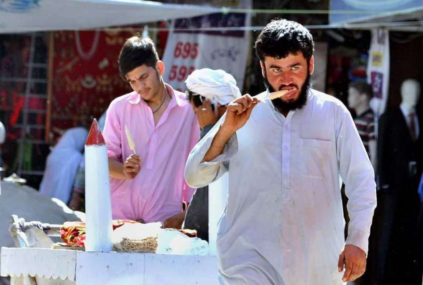 اسلام آباد: شہری گرمی کی شدت کم کرنے کے لیے قلفی کھا رہا ہے۔