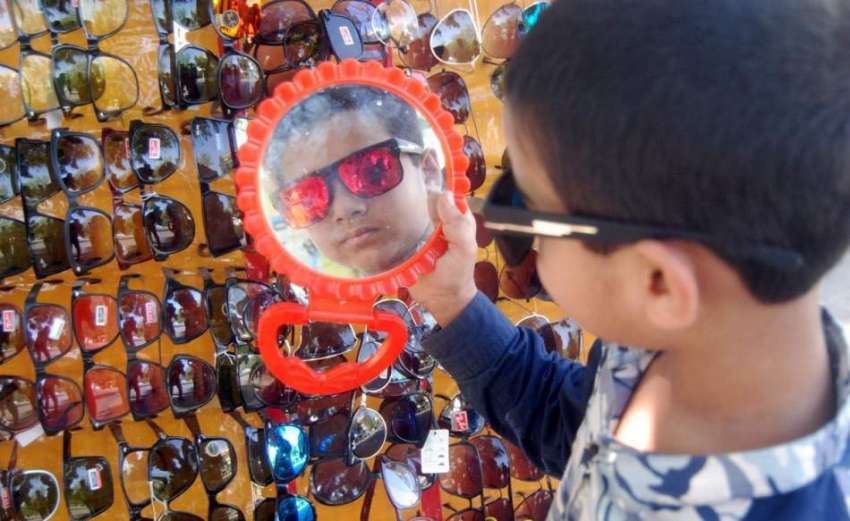 لاہور: ایک بچہ عینک خریدنے کے لیے پسند کر رہاہے۔