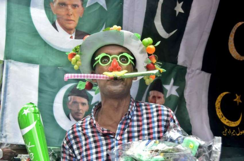 لاہور: ایک شخص اردو بازار میں یوم آزادی کی مناسبت سے چیزیں ..