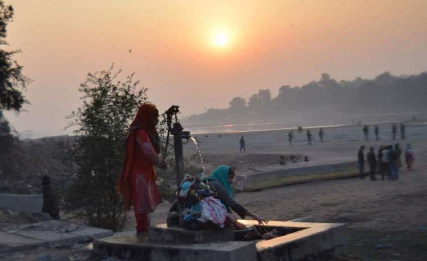 لاہور: سال2018ء کا آخری سورج غروب ہو رہا ہے۔