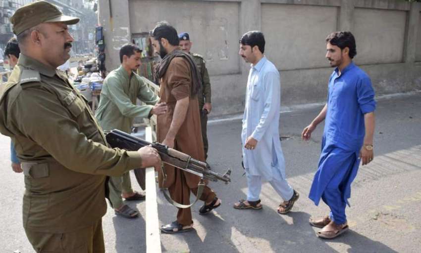 لاہور: مسجد شہداء میں نماز جمعہ کی ادائیگی کے موقع پر پولیس ..