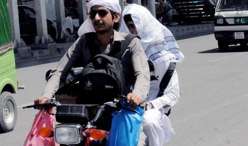راولپنڈی: گرمی اور لوح سے بچنے کے لیے شہری چہرہ کپڑے سے ڈھانپے ..