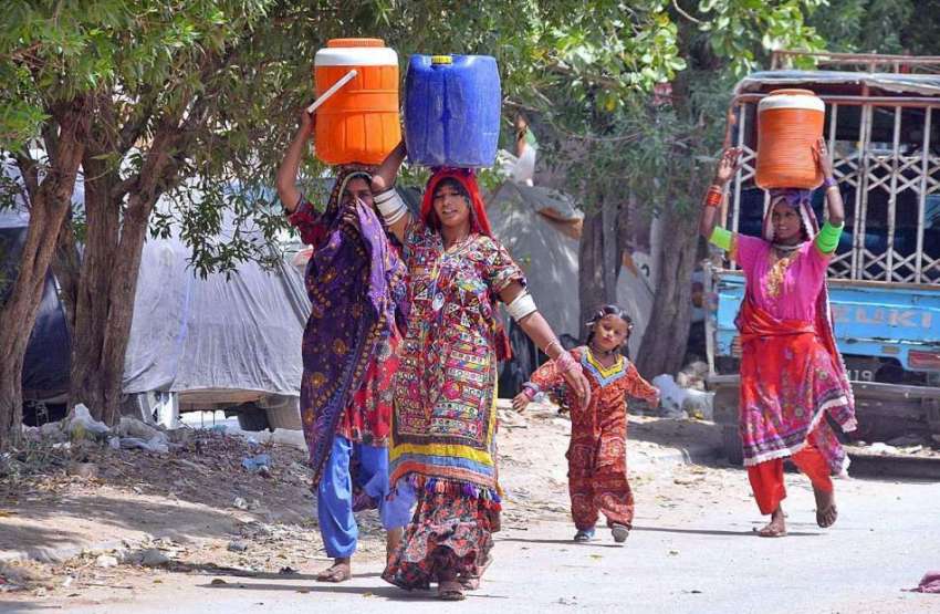 حیدر آباد: خانہ بدوش خواتین پینے کاپانی بھرنے کے بعد واپس ..