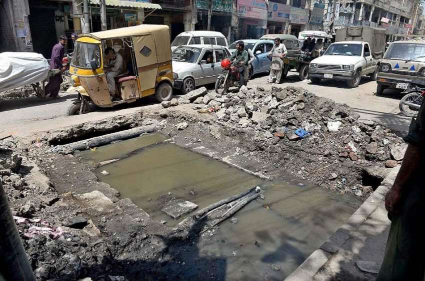 راولپنڈی: سڑک کے درمیان سیوریج کا پانی متعلقہ حکام کی توجہ ..
