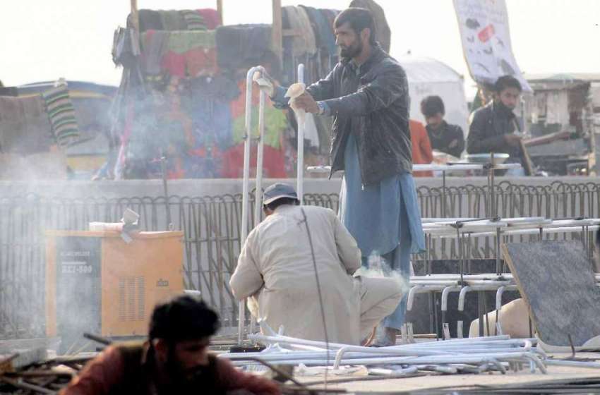 اسلام آباد: مزدور سگنل فری ایکسپریس وے کے تعمیراتی کام میں ..