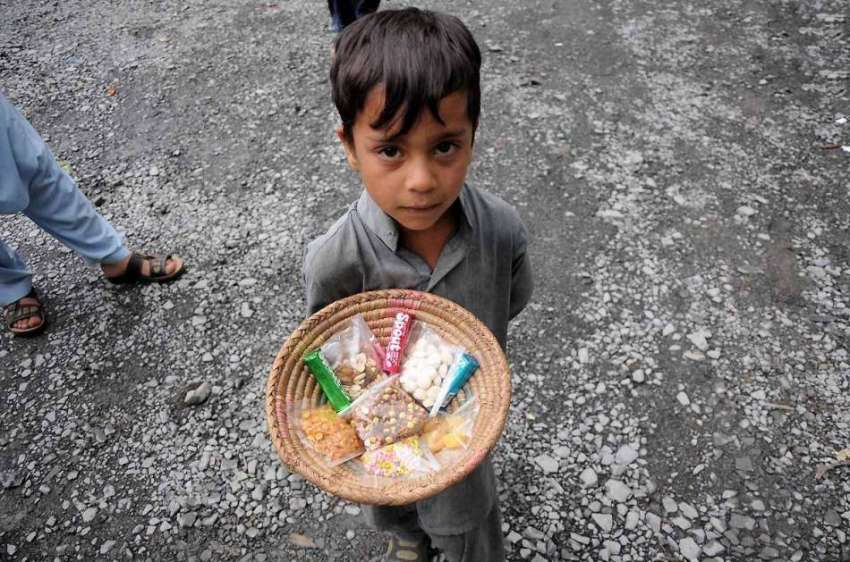 اسلام آباد: کمسن بچہ تنگدستی و غربت کے باعث دو وقت کی روٹتی ..