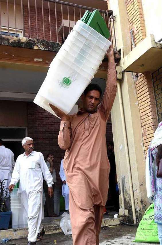 اسلام آباد : عام انتخابات کے سلسلہ میں پولینگ کا سامان لیجایا ..