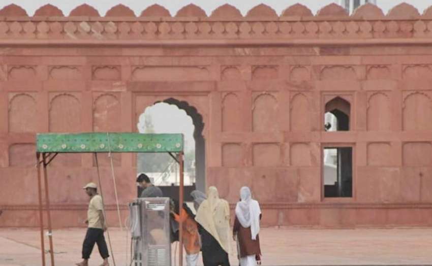 لاہور: خواتین بادشاہی مسجد کے صحن میں میں کولر سے ٹھنڈا پانی ..