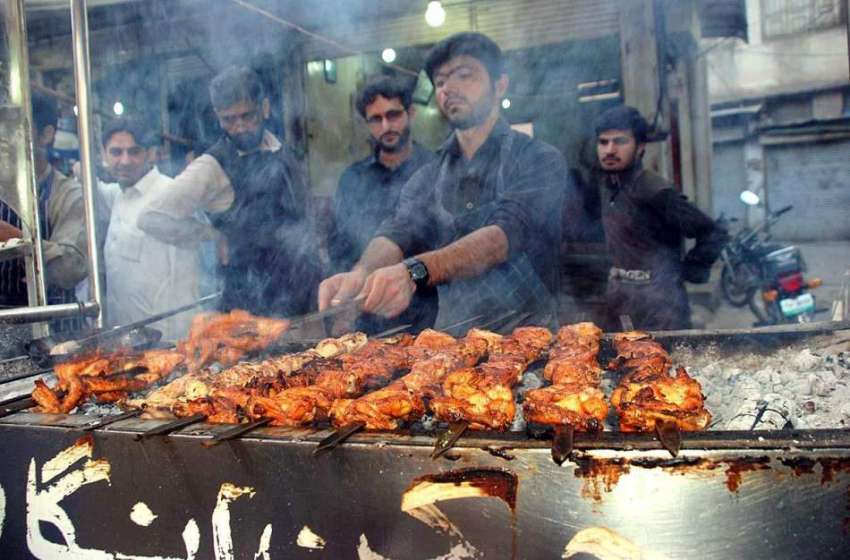 پشاور: دکاندار فرخت کے لیے چکن تکے بنا رہا ہے۔