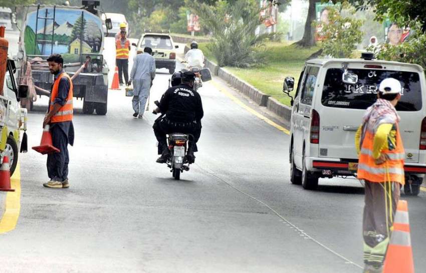 اسلام آباد: وفاقی دارالحکومت میں مزدور سڑک پر سنٹرل لائن ..