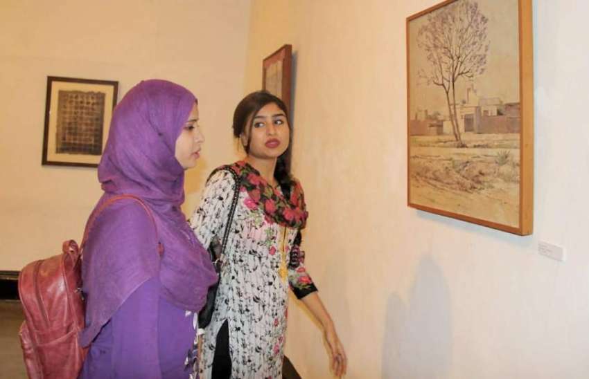 لاہور: نیشنل کالج آرٹس میں طالبات نمائش دیکھ رہی ہیں۔