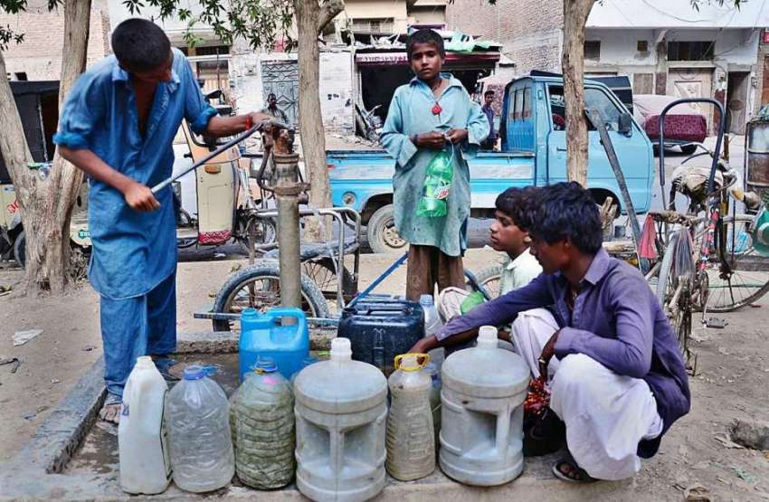 حیدر آباد: نوجوان پینے کا صاف پانی بھر رہے ہیں۔