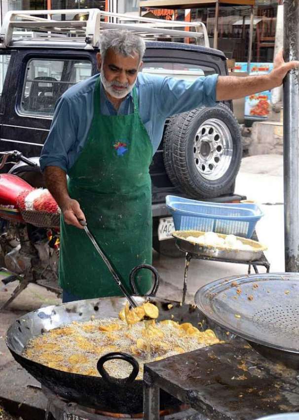 کوئٹہ: دکاندار افطاری کے پیش نظر سموسے فرائی کر رہا ہے۔