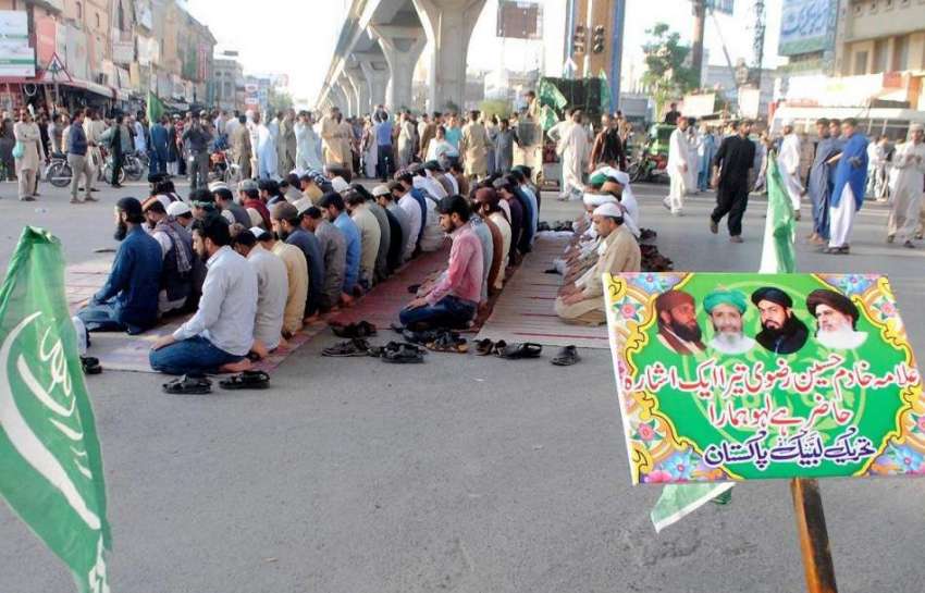 راولپنڈی: تحریک لبیک کے کارکنان لیاقت باغ چوک میں اپنے مطالبات ..