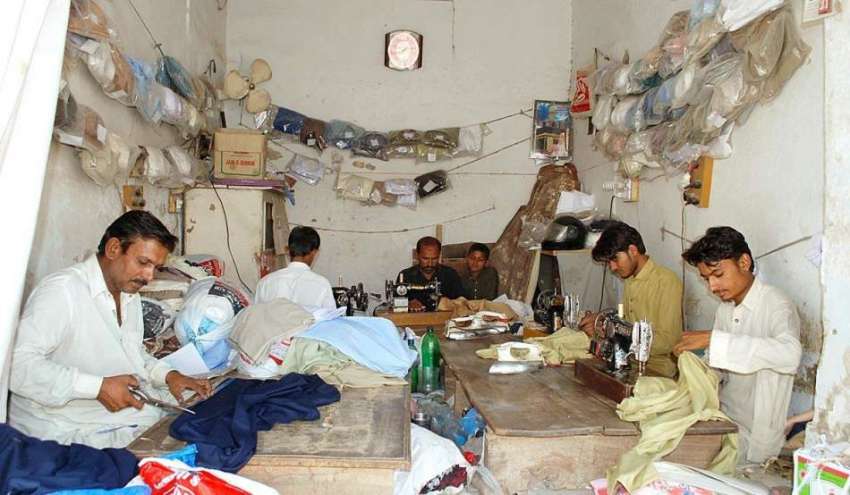 ملتان: عید کے پیش درزی گاہکوں کے کپڑے سلائی کر رہے ہیں۔