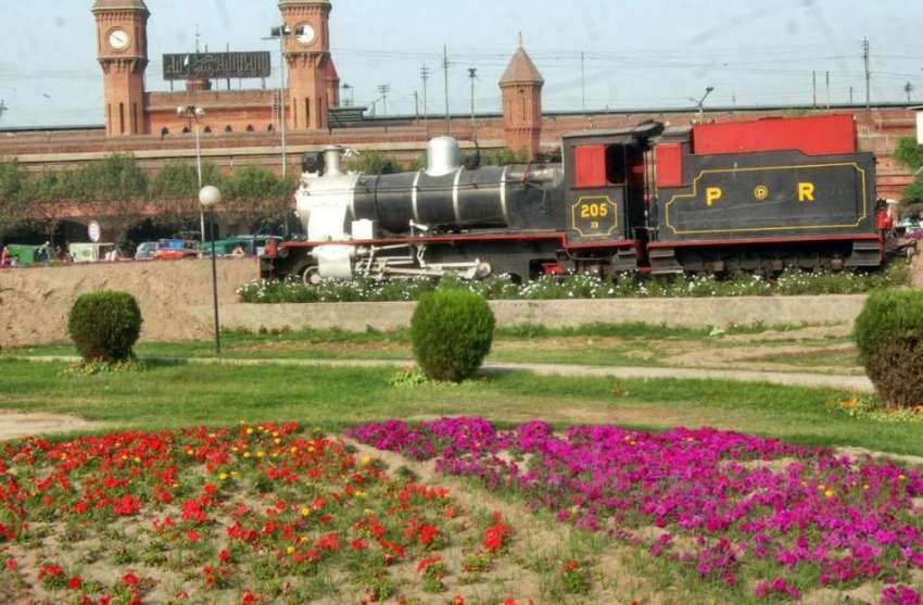 لاہور: ریلوے انتظامیہ کی جانب سے ریلوے اسٹیشن کی مرکزی عمارت ..