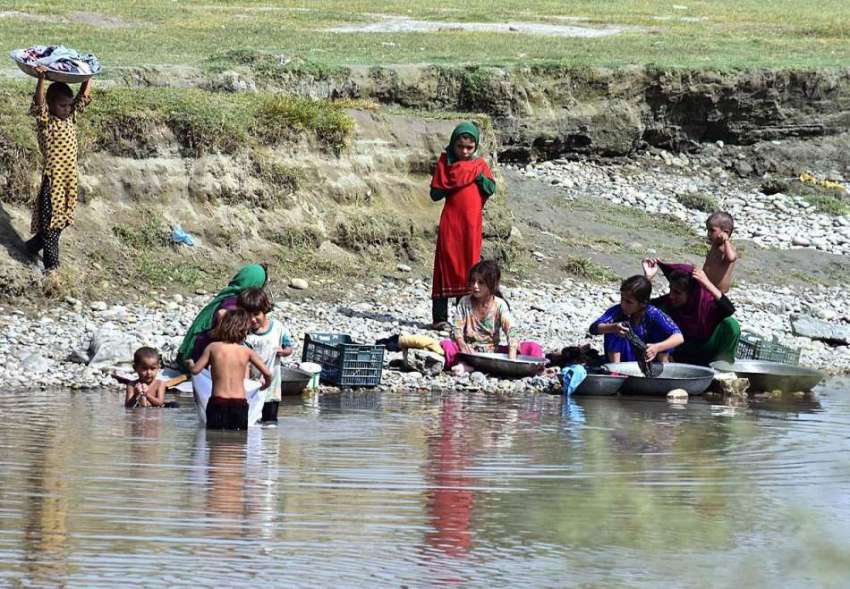 پشاور: خانہ بدوش خواتین کپڑے دھو رہی ہیں۔