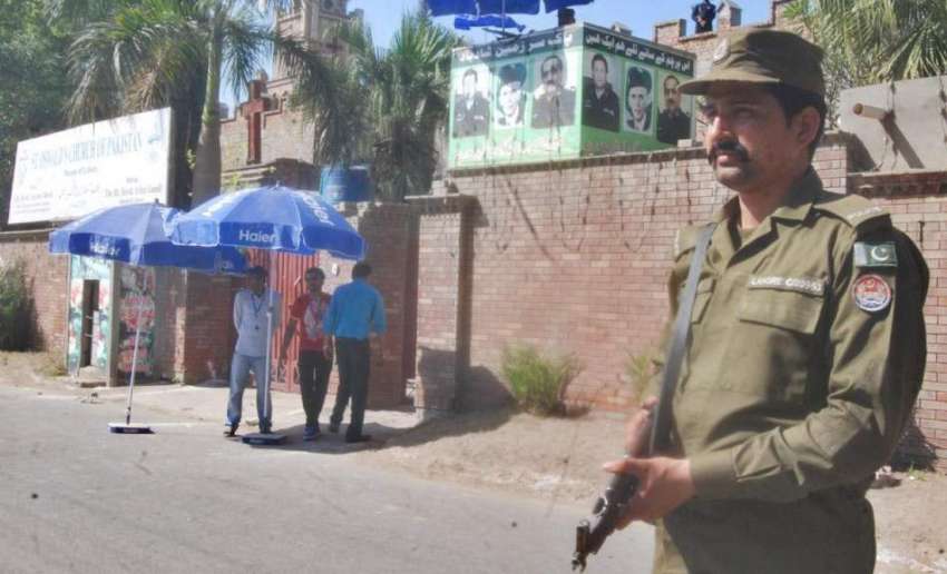 لاہور: گڈ فرائیڈے کے موقع پر سینٹ آسولڈز چرچ کے باہر سیکیورٹی ..