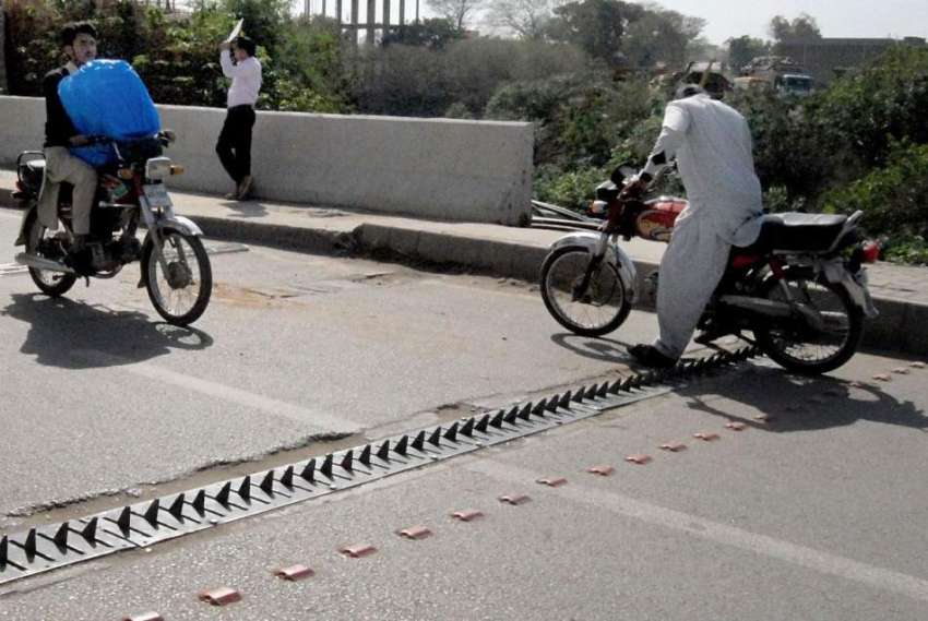 راولپنڈی: مری روڈ انڈر پاس سے ایک موٹر سائیکل سوار کسی خطرے ..