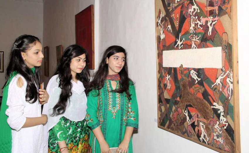 لاہور: نیشنل کالج آف آرٹس میں لڑکیاں پینٹنگ کی نمائش دیکھ ..