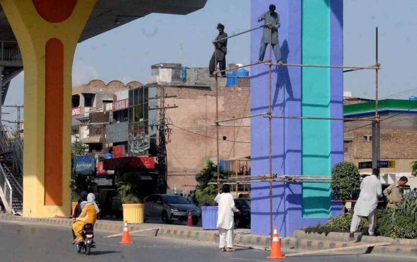 راولپنڈی : پی ایچ اے کے اہلکار میٹر پلر پر پینٹنگ کے کام میں ..