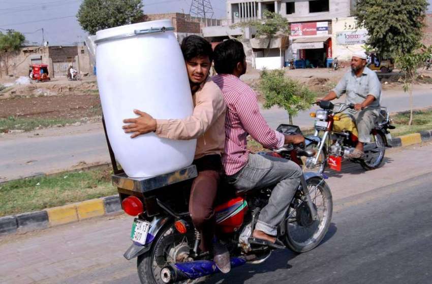 فیصل آباد: موٹر سائیکل سوار پلاسٹک کا ڈرم اٹھائے اپنی منزل ..