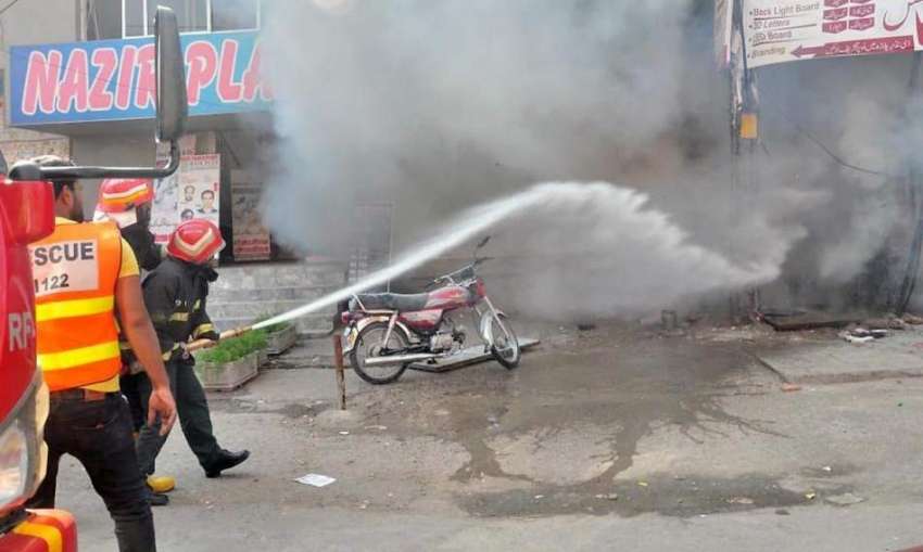 راولپنڈی: چاندنی چوک میں لگی آگ کو ریسکیو اہلکار بجھانے ..