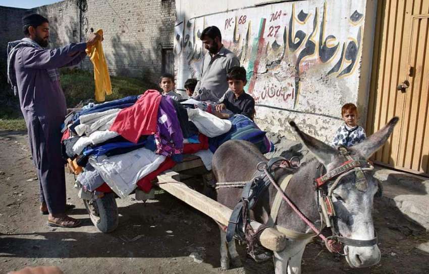 پشاور: شہری استعمال شدہ گرم کپڑے خرید رہے ہیں۔