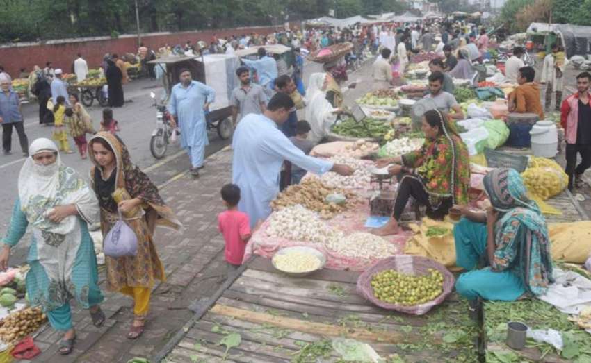 لاہور: شہری اتوار بازار سے خریداری کر رہے ہیں۔