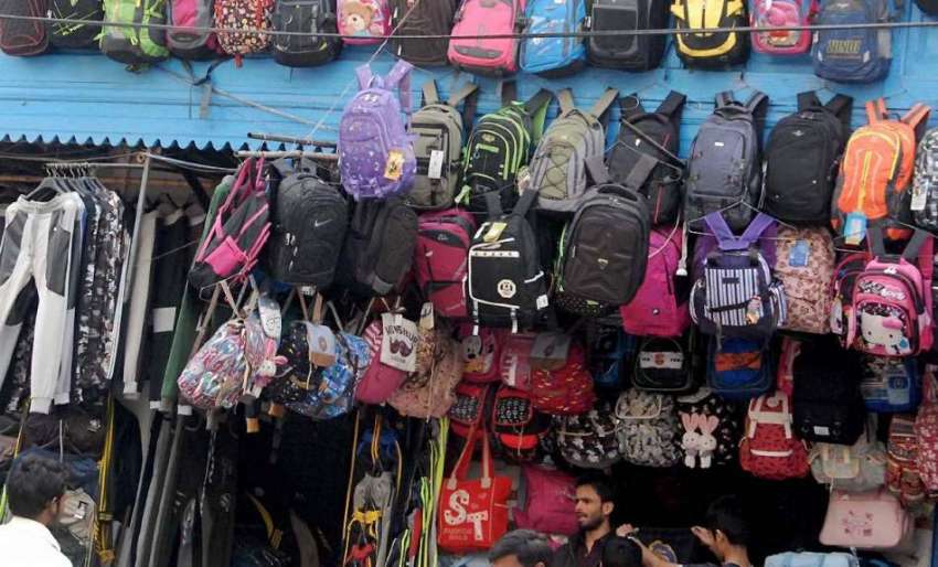 راولپنڈی: دکاندار نے سکول بیگ فروخت کے لیے سجا رکھے ہیں۔