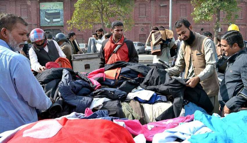 لاہور: شہری سڑک کنارے لگے سٹال سے استعمال شدہ گرم کپڑے خرید ..