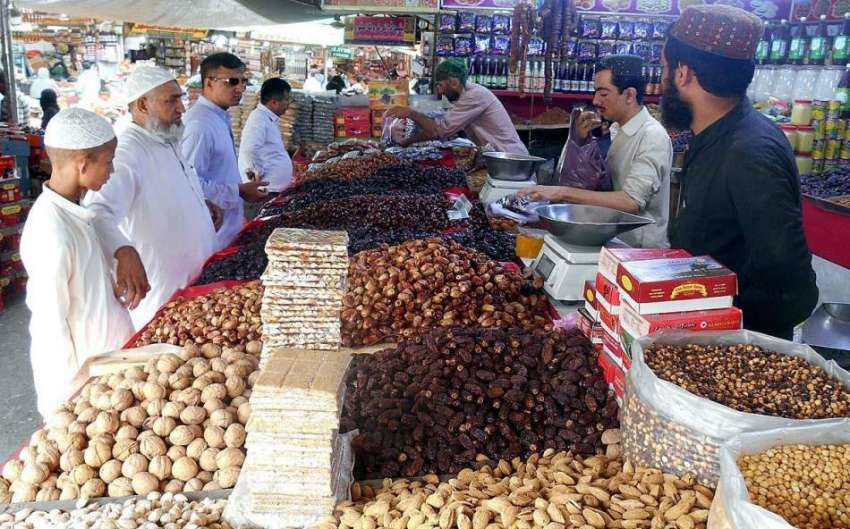 کراچی: شہری رمضان المبارک کے پہلے روزے کی افتاری کے لیے دکاندار ..