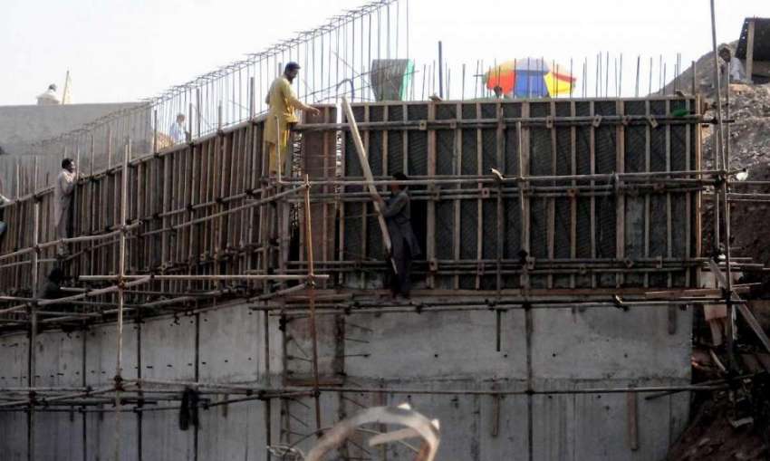 اسلام آباد: سگنل فری ایکسپریس وے کے تعمیراتی کام میں مزدور ..