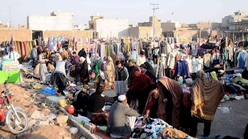 اسلام آباد: ہفتہ وار بازار سے شہری خریداری کر رہے ہیں۔