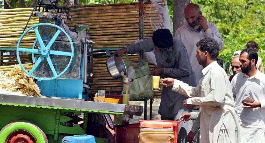 راولپنڈی: شہری گرمی کی شدت کم کرنے کے لیے گنے کا رس پی رہے ..