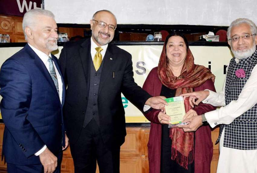 لاہور: وزیر صحت ڈاکٹر یاسمین راش وائس چانسلر ہیلتھ یونیورسٹی ..