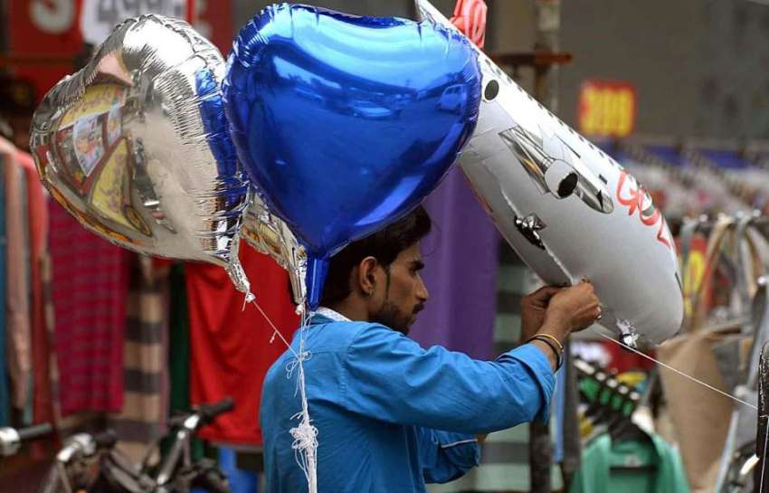 راولپنڈی: محنت کش پھیری لگا کر مختلف اقسام کے بیلون فروخت ..