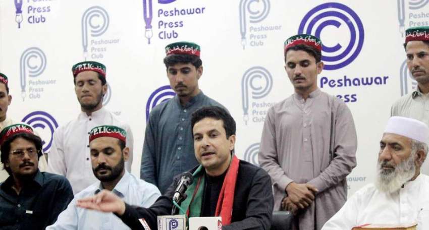 پشاور: پی کے71کے امیدوار طارق علی پریس کانفرنس کر رہے ہیں۔