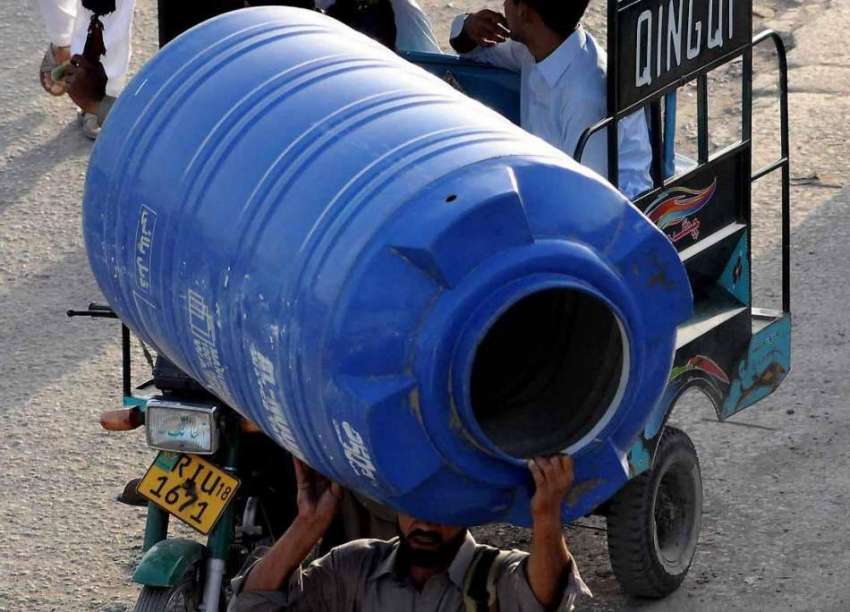 اسلام آباد: شہری سر پر پانی کی ٹینکی اٹھائے منزل کو رواں ..