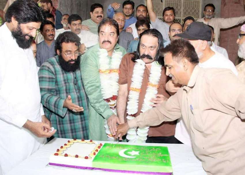 لاہور: ٹاؤن ہال میں جشن آزادی کا کیک کاٹا جا رہا ہے۔