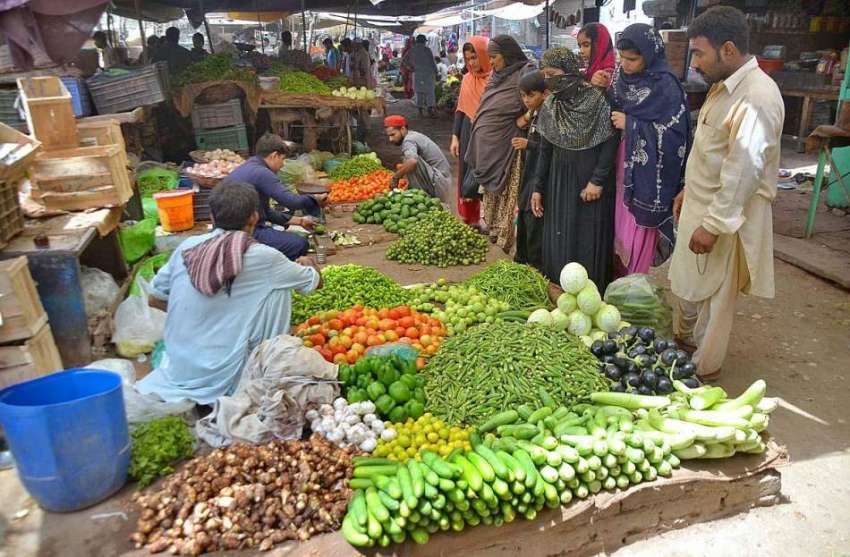 حیدر آباد: خواتین سبزیاں خریدنے میں مصروف ہیں۔