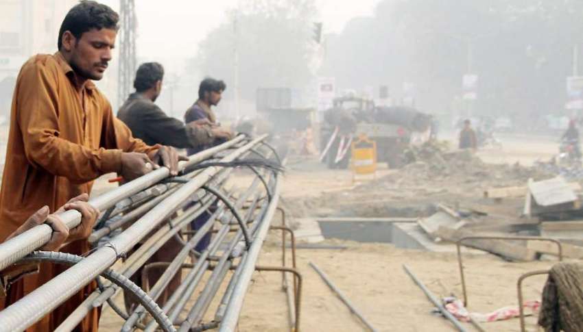 لاہور: جی پی او چوک میں مزدور اورنج لائن میٹرو ٹرین منصوبے ..